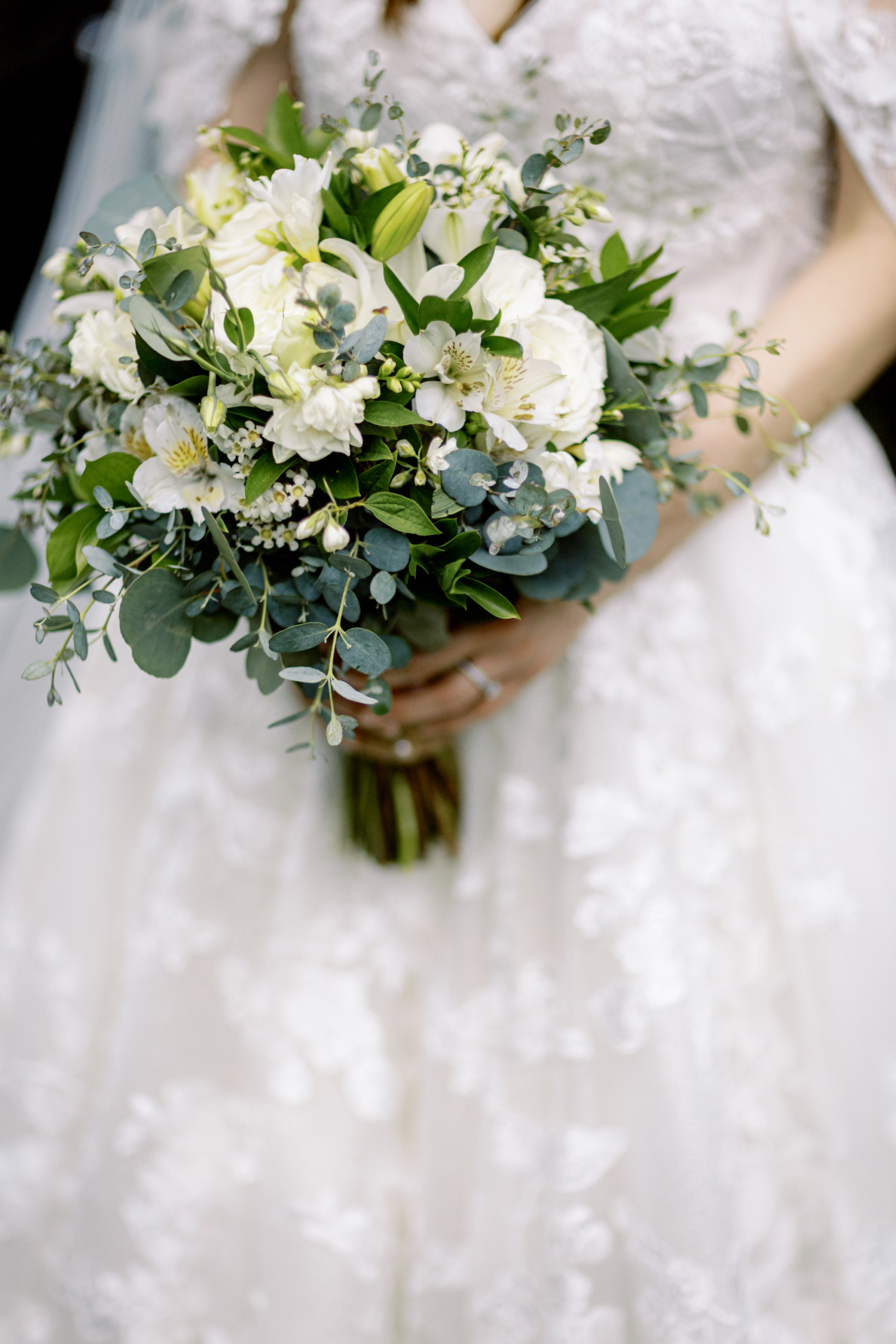 bride holding her wedding bonquet
